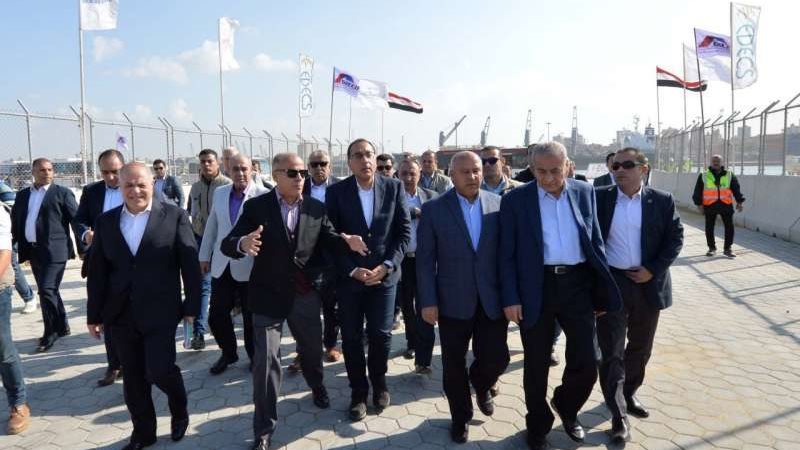 رئيس الوزراء بميناء