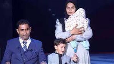 لفتة إنسانية.. الرئيس السيسي يطلب من زوجة أحد الأبطال الوقوف بجانبه على المنصة