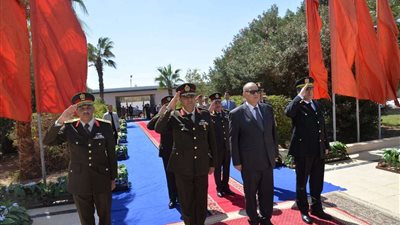 محافظ أسيوط يشارك قائد المنطقة الجنوبية العسكرية فى وضع إكليل من الزهور على النصب التذكاري للشهداء