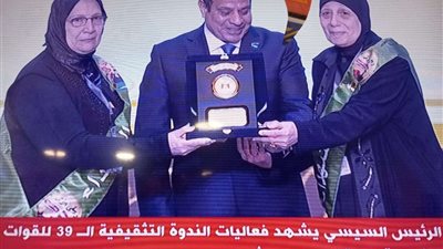 الرئيس السيسي يكرم عددا من أسر الشهداء خلال احتفالية يوم الشهيد