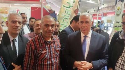 وزير الزراعة يتفقد معرض السلع الغذائية «خير مزارعنا لأهالينا»