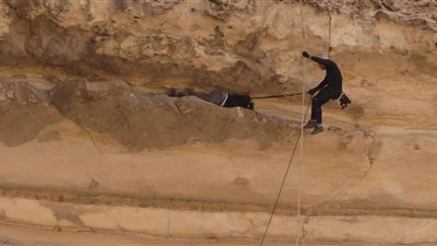 الحماية المدنية والأمن المركزى يشاركان فى إنقاذ طالب من أعلى جبل بالمعادى