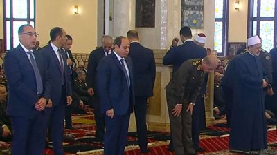 الرئيس السيسي يؤدى صلاة الجمعة بمسجد المشير طنطاوى بمناسبة يوم الشهيد