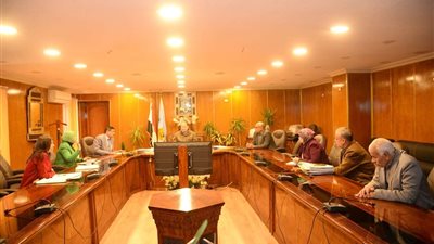 محافظ أسيوط يناقش نسب تنفيذ مشروعات مبادرة حياة كريمة بـ 7 مراكز