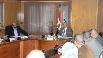 محافظ أسيوط يعقد اجتماعًا مع رؤساء المراكز ومديريات الخدمات لفتح المزيد من المنافذ ومعارض أهلًا رمضان