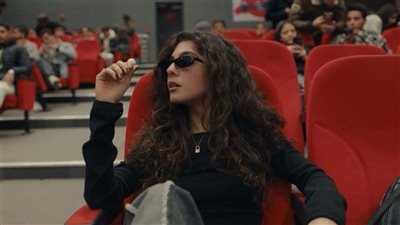 مايان السيد تثير التساؤلات بنظارتها السوداء في مسلسل 