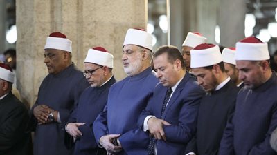 الأزهر يجمعهم.. آلاف المصلين من مصر وقارات العالم يؤدون العشاء والتراويح في الجامع الأزهر