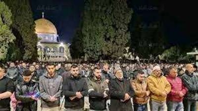 الآلاف من الفلسطينيين يصلون التراويح في رحاب المسجد الأقصى