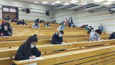 طلاب الجامعات تستعد لأمتحانات الفصل الدراسي الثاني