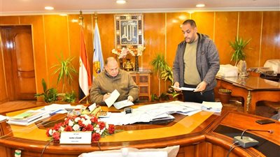 محافظ أسيوط يتابع جهود إنهاء الاجراءات اللازمة لتوفيق أوضاع الكنائس والمباني الخدمية