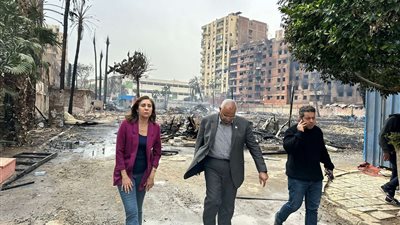 وزيرة الثقافة تتوجه إلى موقع حريق الحارة الشعبي باستوديو الأهرام (صور)