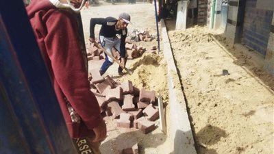 استمرار تركيب البلدورات والإنترلوك بأرصفة مدينة أبوتيج بأسيوط