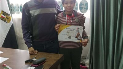 مدرسة الفاروق بأسيوط تكرم طالبا لفوزه ببطولة الجمهورية للكاراتيه