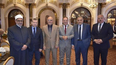 بحضور وزير التعليم العالي.. رئيس جامعة سوهاج يشارك في حفل افطار المجلس الاعلي للجامعات