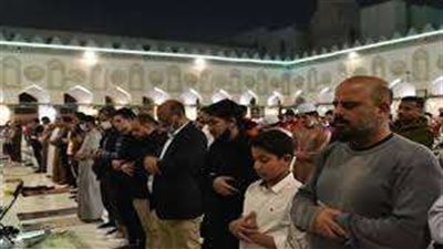 آلاف المصلين من دول العالم يؤدون صلاة التراويح بالجامع الأزهر