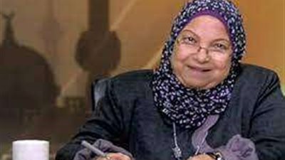 هل يجوز إمامة المرأة للرجال في الصلاة.. أستاذ فقه ترد