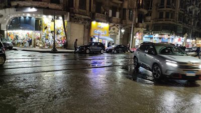 أمطار غزيرة تضرب شوارع الإسكندرية مع انخفاض درجات الحرارة