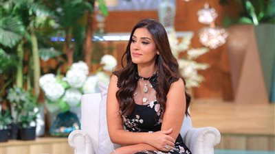 الإعلامية ريهام عياد تستجيب لطلب أحد متابعيها وتهاديه بنسخة من كتابها الجديد