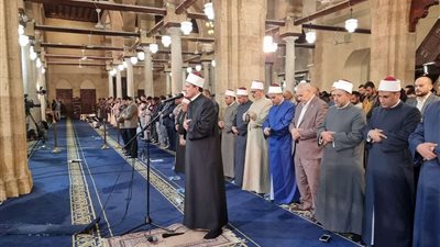 يبتغون فضلًا من الله.. الجامع الأزهر يمتلئ بآلاف المصلين في الليلة العاشرة من رمضان