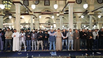 يسارعون في الخيرات.. آلاف المصلين من جنسيات مختلفة يؤدون العشاء والتراويح بالأزهر