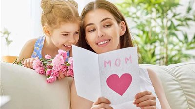 ظهر في أوائل القرن العشرين.. هل يكفي يوم واحد في السنة للأمهات؟