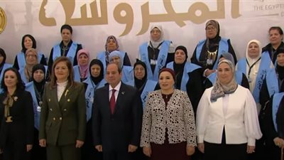 الرئيس السيسي يشارك في صورة تذكارية بحفل تكريم المرأة المصرية