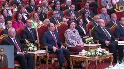 الرئيس السيسي يشاهد فقرة فنية تضمنت بعض التواشيح الدينية