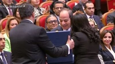 مايا مرسي تسلم العدد التذكاري للرئيس السيسي