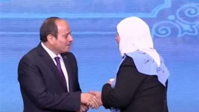 الرئيس السيسي يكرم عدد من النماذج المشرفة من الأمهات المثاليات