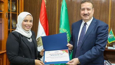 محافظ المنوفية يكرم الطالبتان الفائزتان بالمركز الثاني بمسابقة فني مبتكر