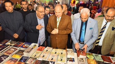 محافظ أسيوط يتفقد معرض ومنفذ بيع إصدارت الهيئة العامة لقصور الثقافة