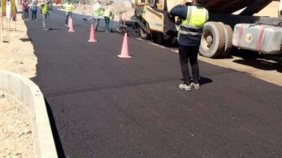 بدء أعمال الرصف بمنطقة كلاحين قفط الصناعية في قنا