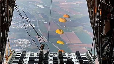 القوات الجوية المصرية تواصل إسقاط أطنان المساعدات الإنسانية على قطاع غزة