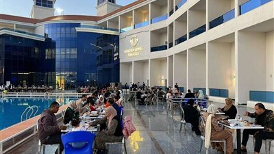 رئيس جامعة القناة وقيادات المستشفيات الجامعية يشاركون حفل إفطار جماعي للعاملين