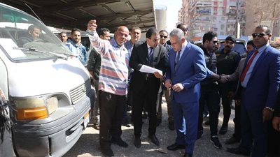 محافظ سوهاج يتابع إلتزام السائقين بالتعريفة الجديدة بمواقف سيارات الأجرة