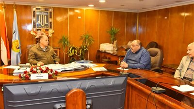 محافظ أسيوط يستعرض البرامج الثقافية الإضافية خلال شهر رمضان