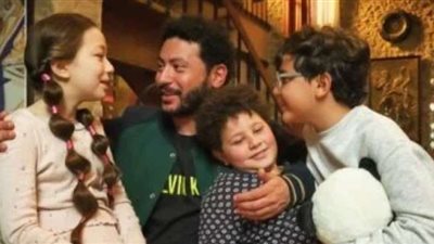 محمد سلامة يشارك متابعيه صورة جديدة تجمعه مع الأبطال الصغار من كواليس مسلسل إمبراطورية ميم