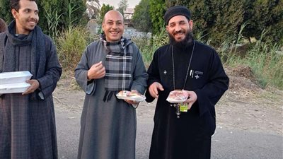 رمضان في مصر حاجة تانية.. كاهن كنيسة يوزع وجبات إفطار على الصائمين بقنا