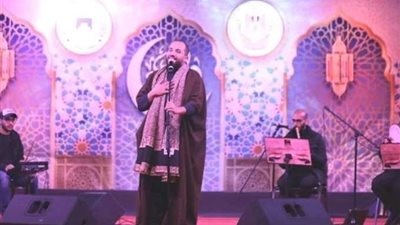 علي الألفي يتألق وسط حضور جماهيري حاشد بمسرح ساحة الهناجر ضمن «هل هلالك»