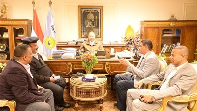 محافظ أسيوط: توافر السلع الغذائية بالمراكز والأحياء لمحاربة الاحتكار وضبط الأسواق