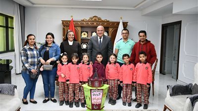 بفانوس كبير.. وفد من مدرسة الراهبات الفرنسيسكانيات يهنئ محافظ قنا بشهر رمضان