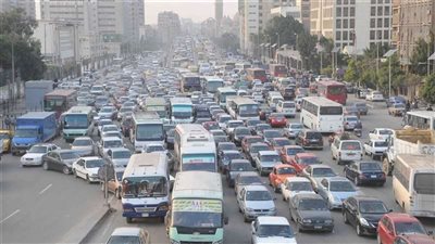 النشرة المرورية.. زحام على الطرق الرئيسية في شوارع القاهرة والجيزة