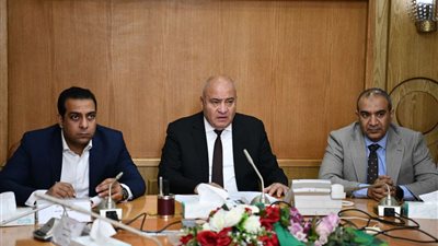 ازدواج طريق وتطوير محطة دواجن.. محافظ قنا يتابع الموقف التنفيذي لمشروعات الجهاز المركزي للتعمير