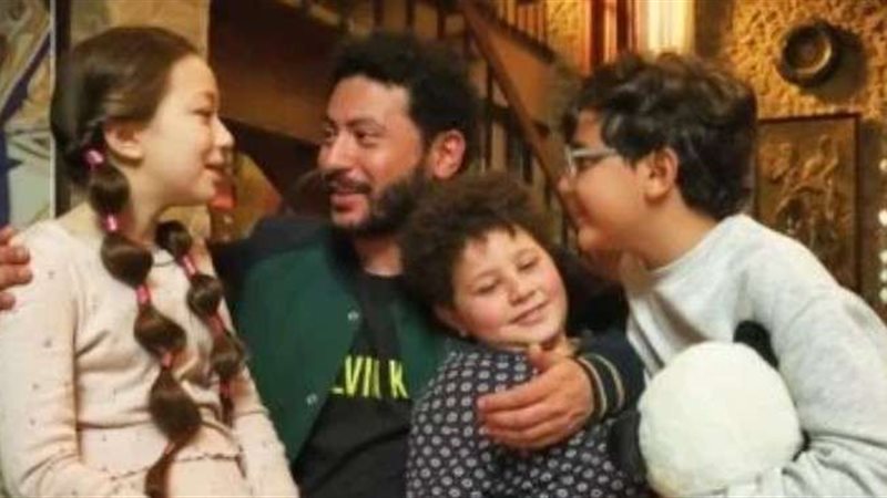 محمد سلامة مع أطفال