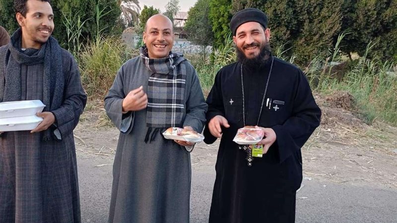راعي كنيسة يوزع وجبات
