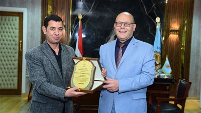 الاتحاد المصري بصيدلة سوهاج يكرم حسان النعماني رئيس الجامعة
