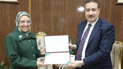 محافظ المنوفية يكرم أميمة السيسي الأم المثالية الأولى والرابعة على الجمهورية