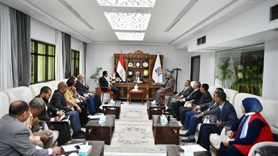 محافظ قنا يبحث سبل التعاون مع البنك الزراعي لدعم الأسر الأكثر احتياجا