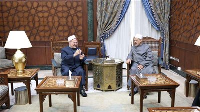 مفتي الجمهورية يهنئ شيخ الأزهر بمناسبة قرب حلول عيد الفطر المبارك