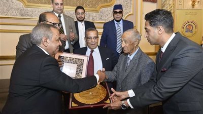 قنا تكرم فهمي عمر.. طارق رسلان: الإذاعي الكبير رمزًا لقنا وقدم لوطنه الكثير